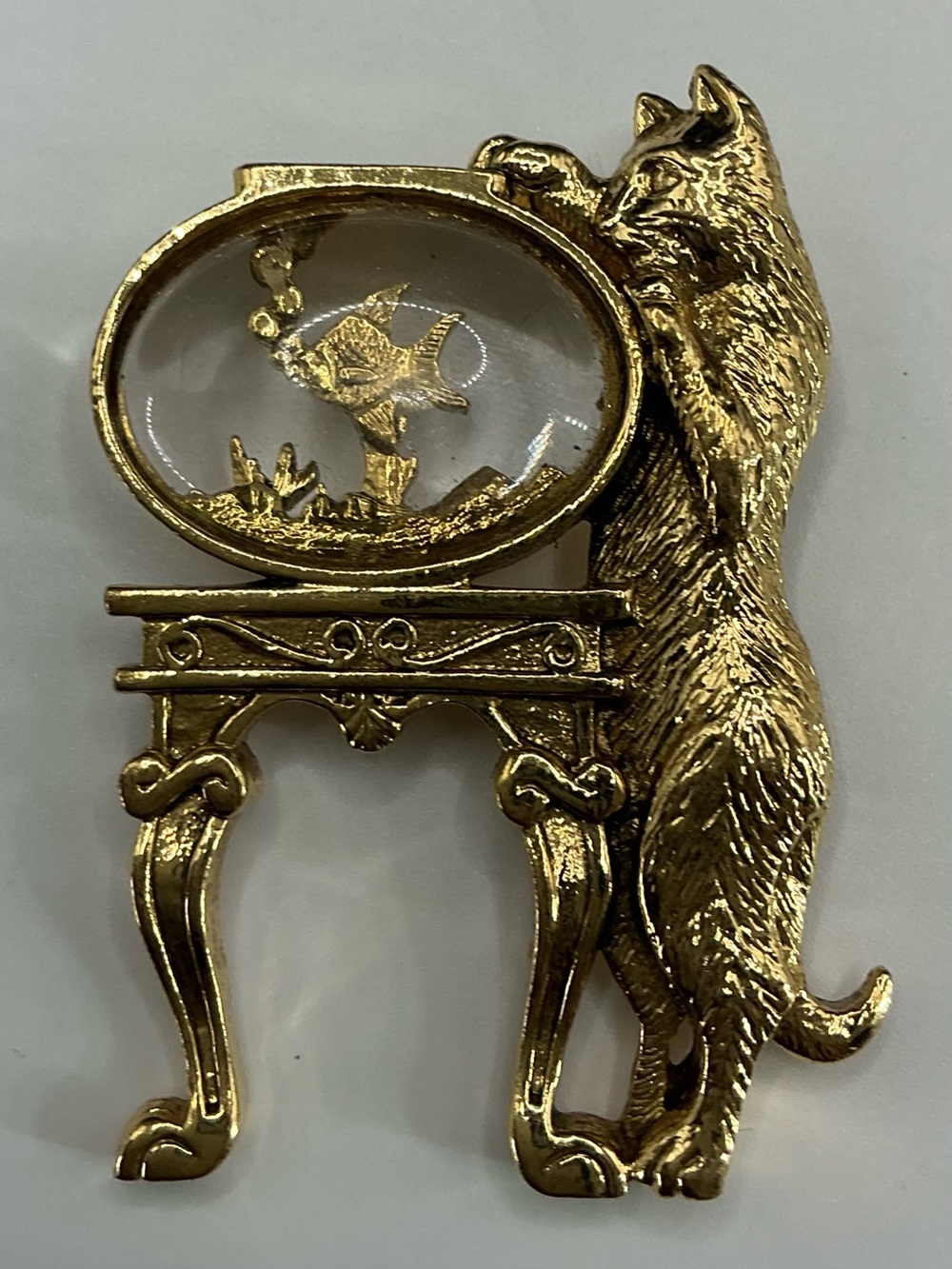 1928 BRAND CAT CLIMBING ON A FISHBOWL GOLD TONE BROOCH